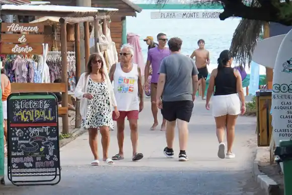 Caminata por la playa de Quequén a beneficio del CEC 803
