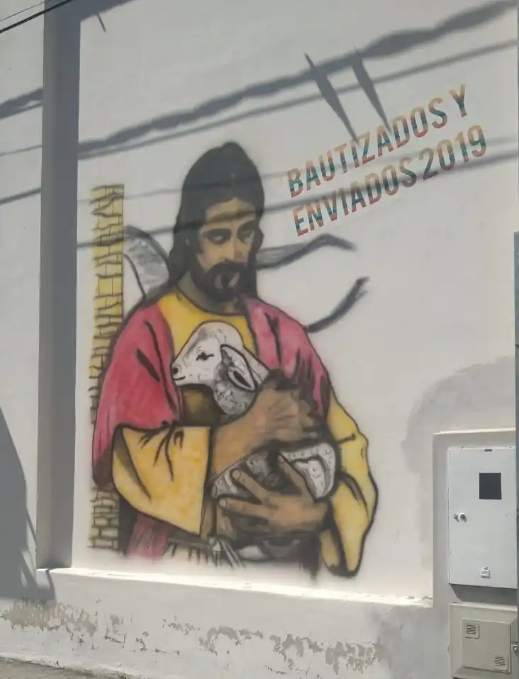Transforman una pared con murales religiosos