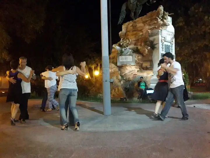 Tango del bueno en la plaza San Martín