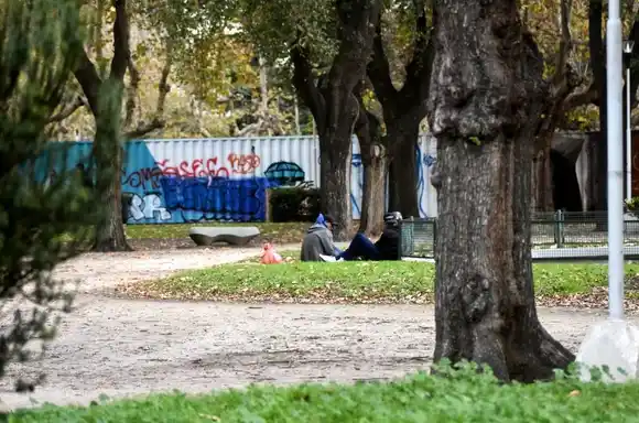 Mar del Plata: Condenado por abuso salió de la cárcel, conoció a una feriante en la plaza y la violó