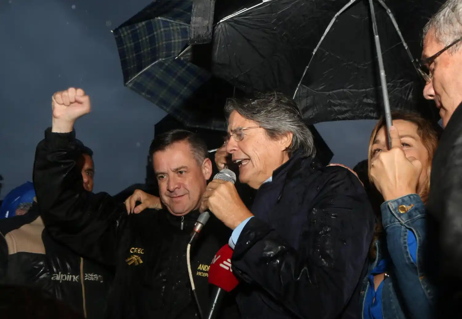 Multan a siete medios por no publicar una noticia sobre Guillermo Lasso