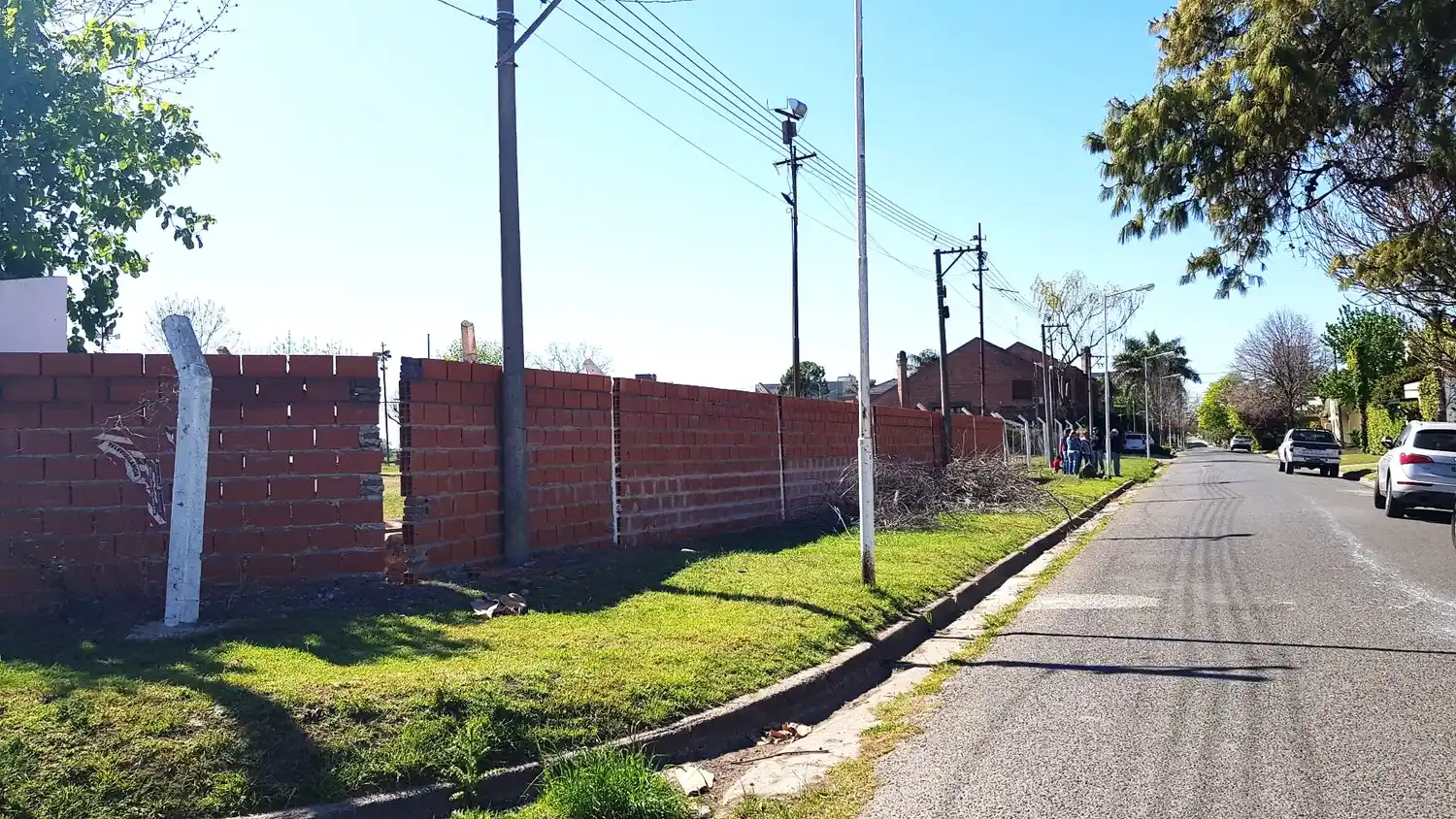 Polémica por el tapial de El Tanque: el club convocó a un abrazo simbólico