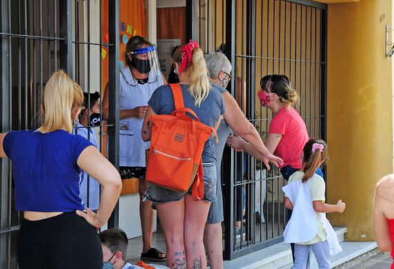No habrá más ingresos escalonados en las escuelas y se cambió el protocolo de aislamiento para alumnos y docentes