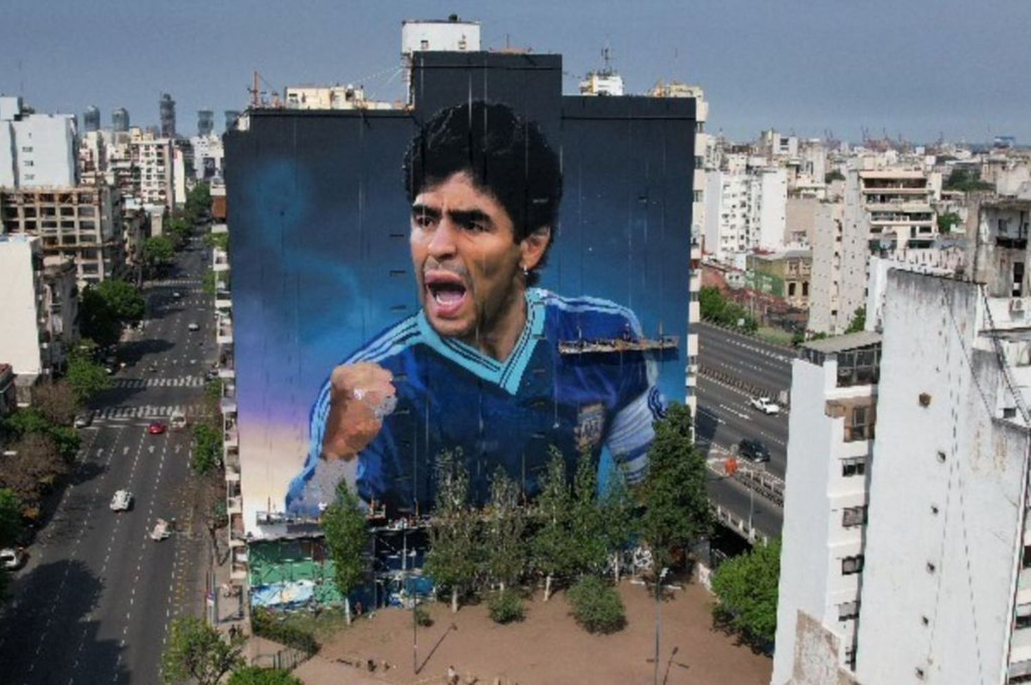 Como si tocará el cielo: con dos impresionantes murales rendirán homenaje a Diego Maradona en su cumpleaños