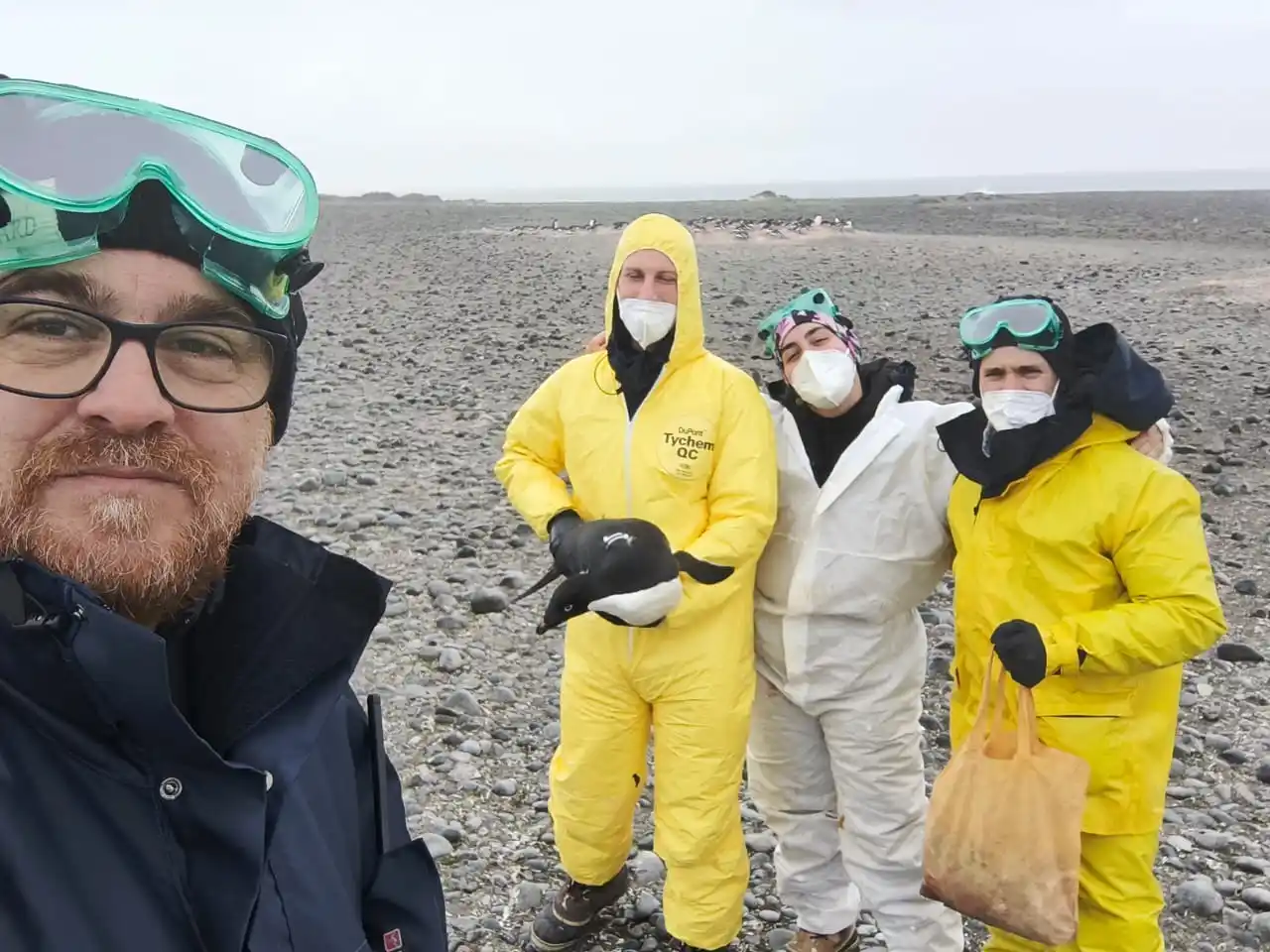 Maximiliano ayudando al grupo Pingüinos en su labor.