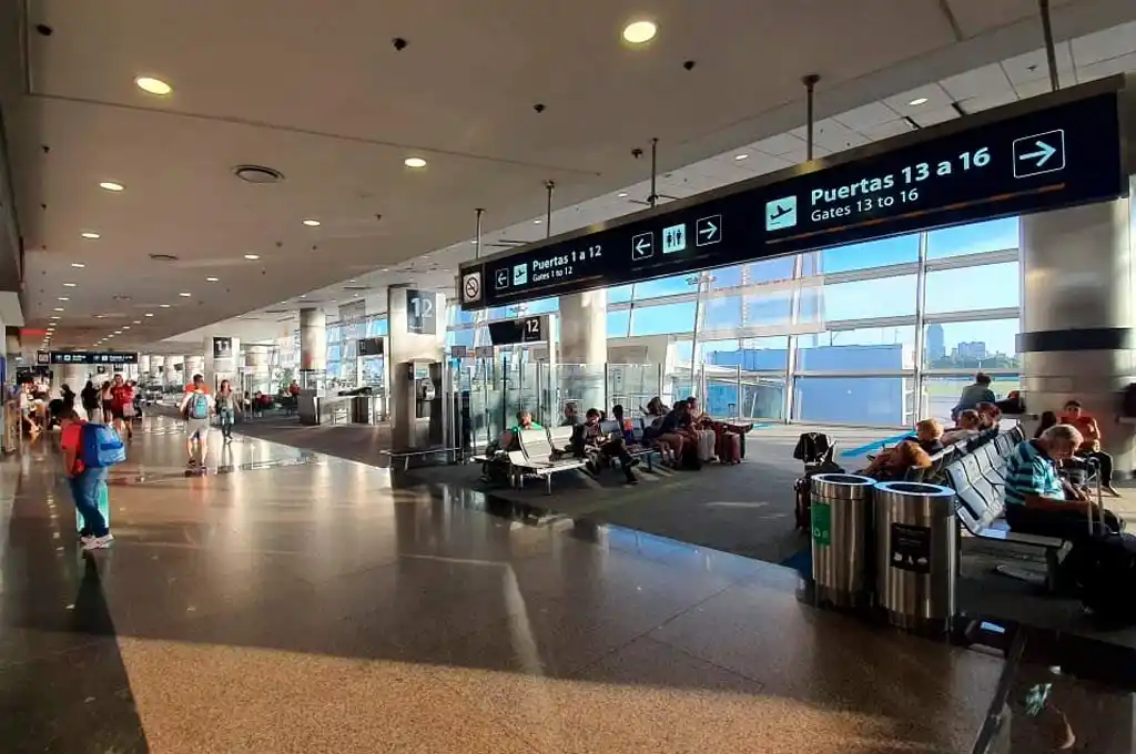 Coronavirus en Argentina: no habrá vuelos de cabotaje, colectivos y trenes de larga distancia desde el viernes