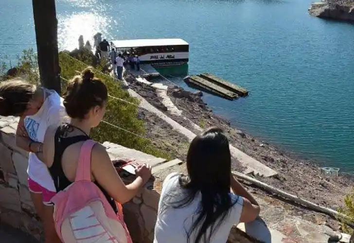 Volcó un catamarán con estudiantes en Mendoza