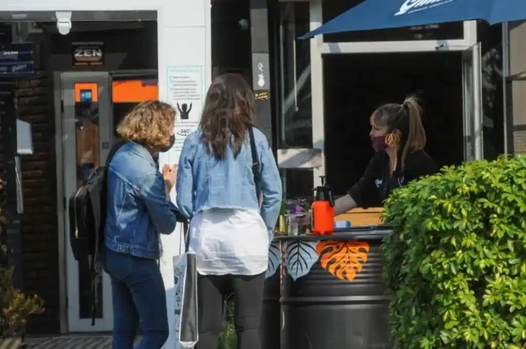 Extienden el horario de cierre de bares y restaurantes en la ciudad