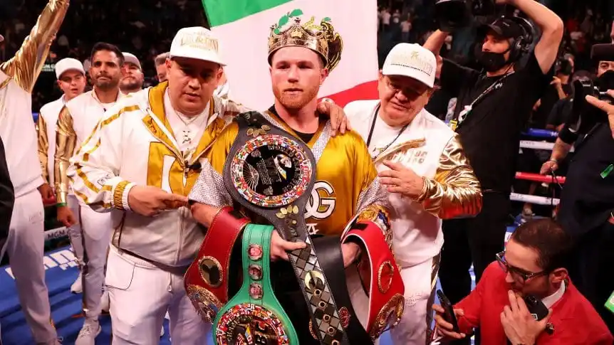 "Canelo" Álvarez noqueó a Plant y se quedó con los cuatro cinturones de los supermedianos