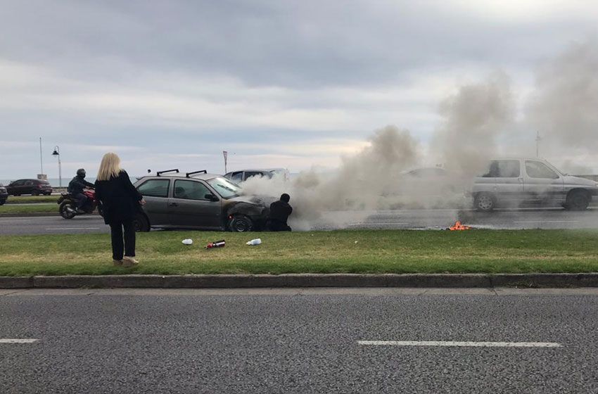 Un auto circulaba por la costa y se prendió fuego