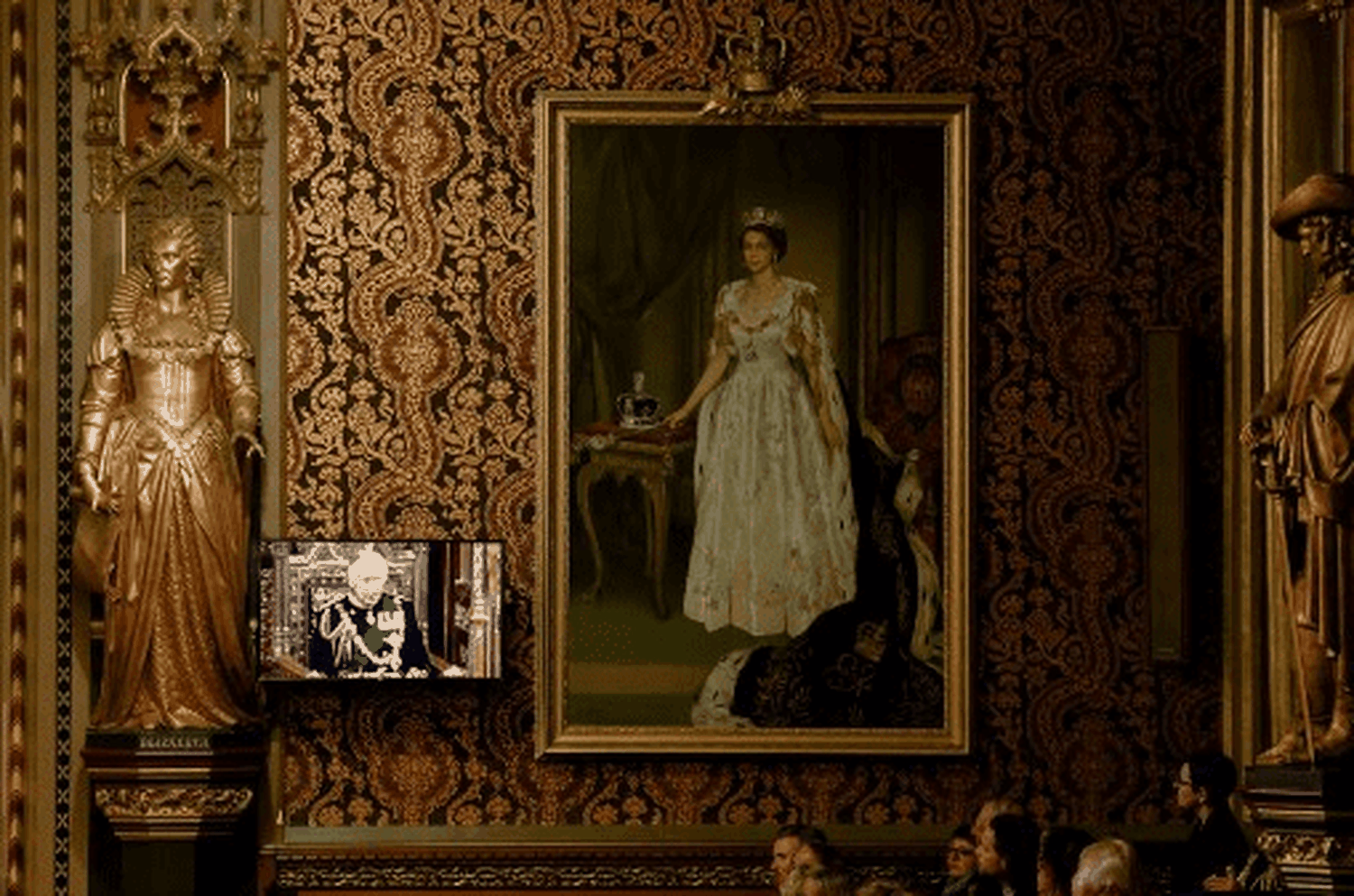 El discurso del príncipe Carlos se vio también en pantalla junto a un retrato de su madre. Foto AFP