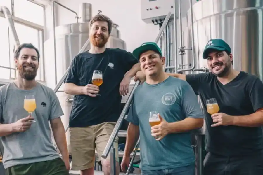 Son argentinos, comparten la pasión por la cerveza y crearon una fábrica multi premiada