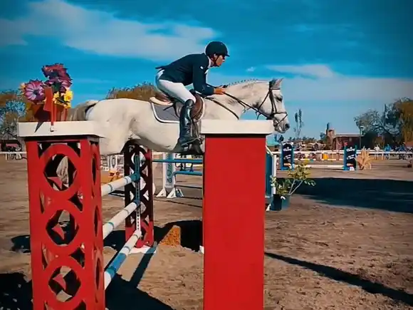 Ulises Fiorito ganó el Gran Premio del Concurso Regional de Saltos Hípicos