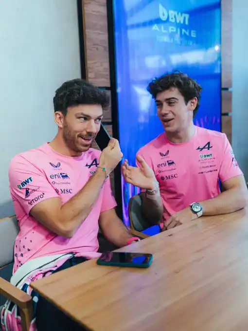 Colapinto, distendido con su compañero P.Gasly ,ya en instalados en Japón.Foto:IG.Alpine