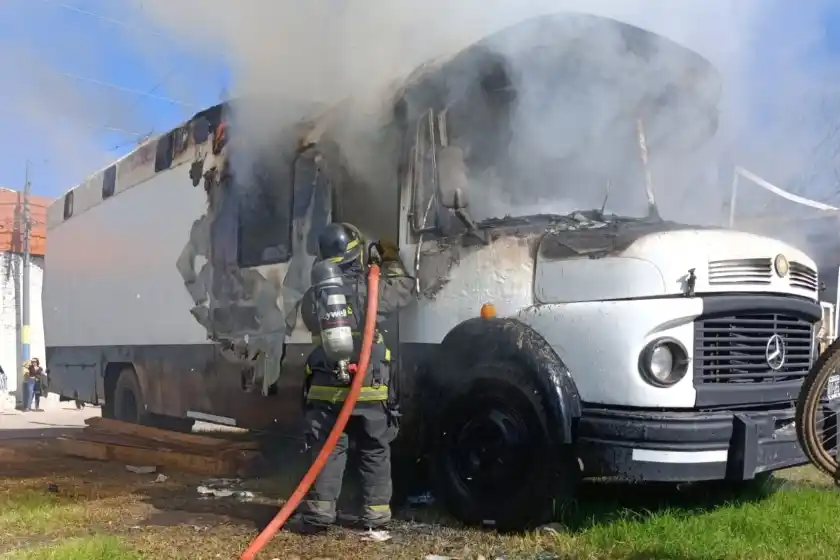 Un camión se prendió fuego y terminó con daños materiales en zona sudoeste