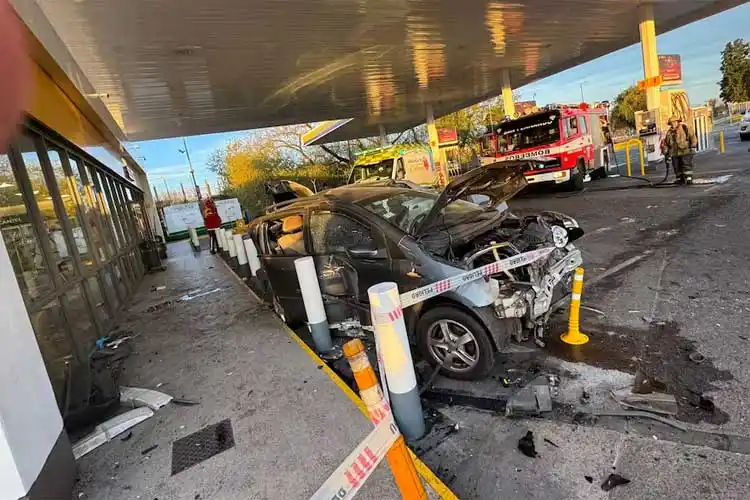 El auto destrozado en la estación de servicio
