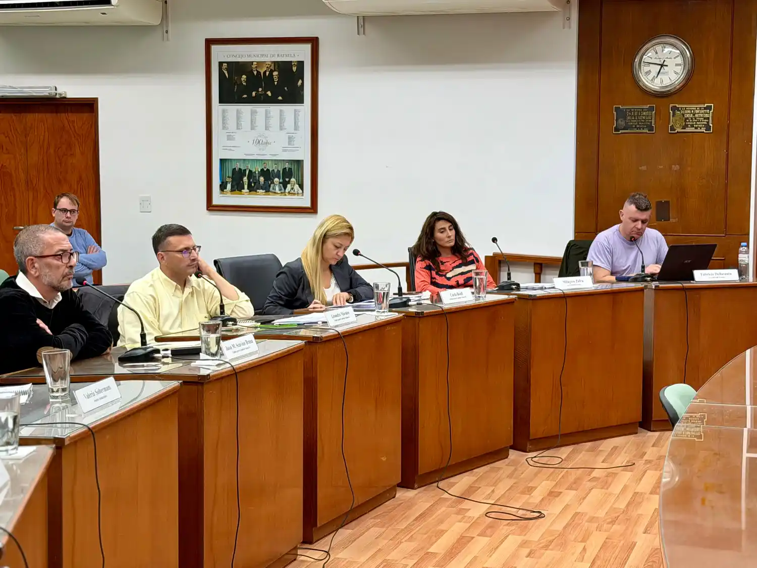 Los concejales analizaron cambios para el plan de pavimentación junto a funcionarios y vecinos - 3