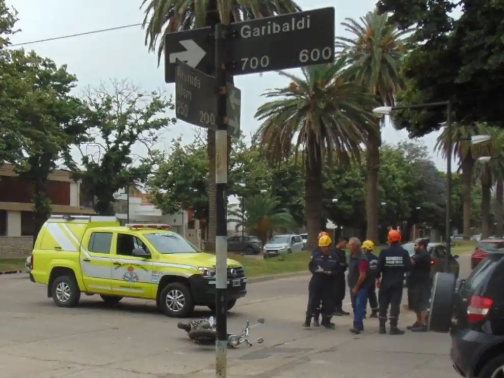 Bomberos atendieron a la mujer herida.