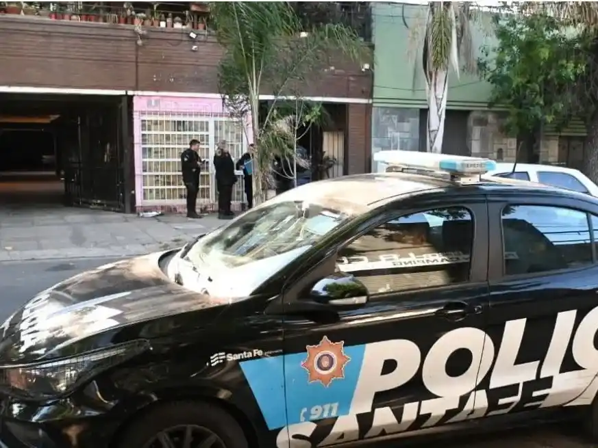 Santa Fe: tras una discusión, una mujer se llevó el auto de su pareja y atropelló a un policía