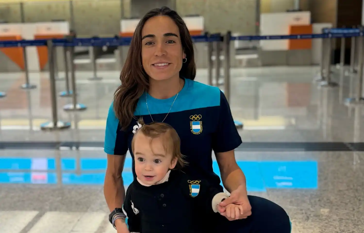 Belén Casetta junto a su hija viajando a París.