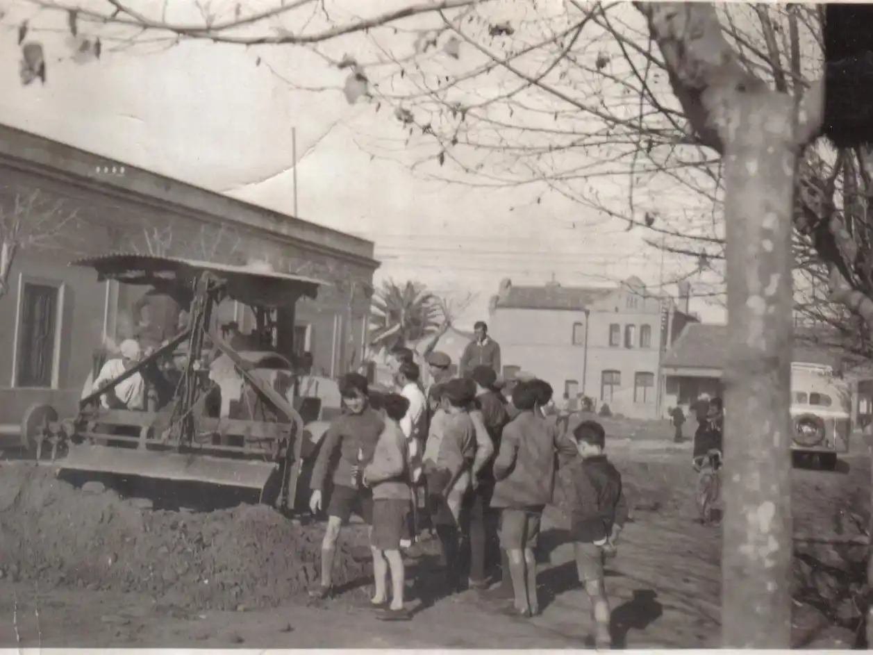 Pavimentación de la calle Juan B. Justo, en 1935, durante la intendencia de Luis Chapuis. Foto: Archivo Histórico Digital VT
