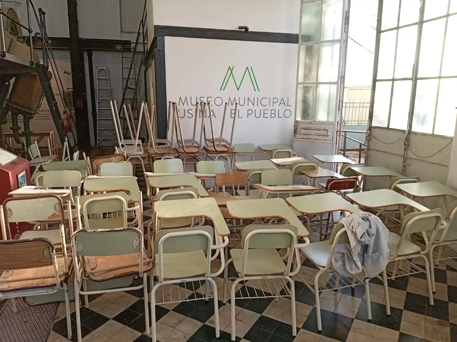 La Municipalidad entregó bancos recuperados a la Escuela Nº 505