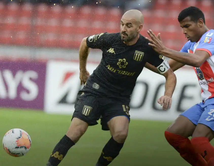 Racing ganó en Venezuela tras un comienzo adverso