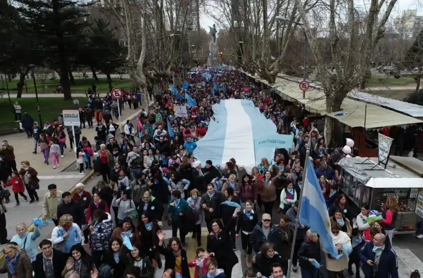 Marplatenses se movilizaron bajo la consigna "salvemos las dos vidas"