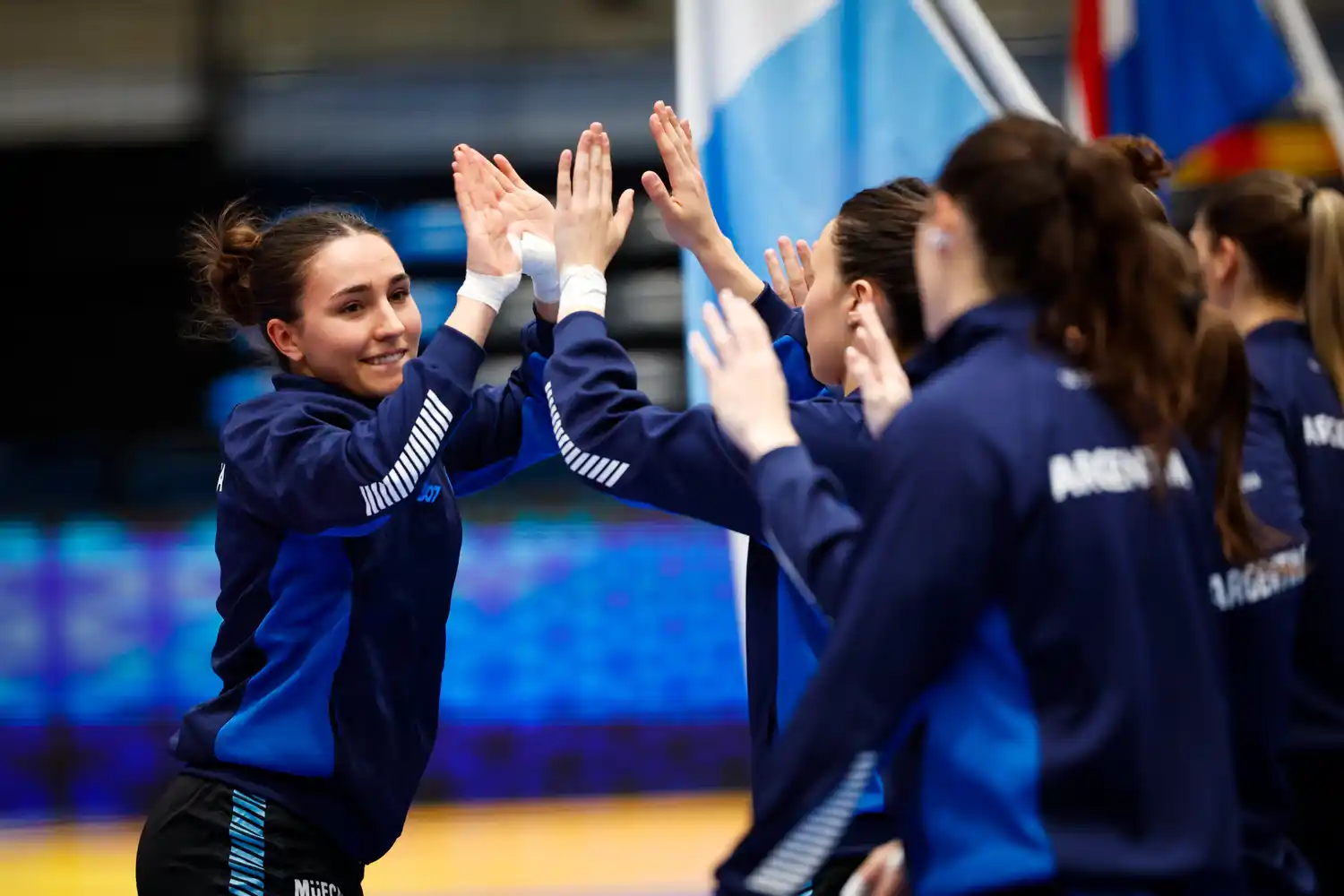 El momento de presentación de La Garra en su segundo partido. (Foto: FIH)
