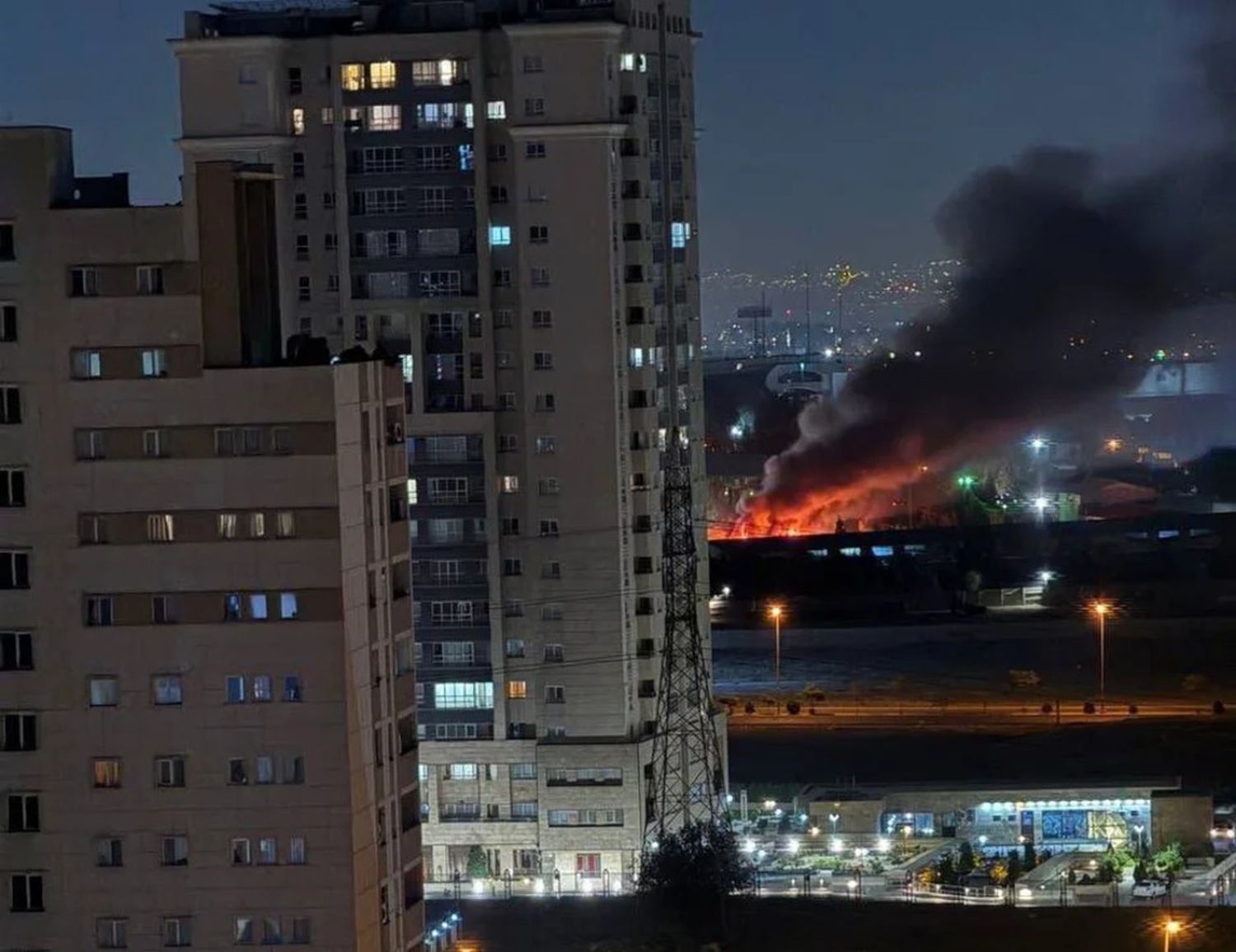 Mueren 60 personas en ataque aéreo israelí contra edificio residencial en Teherán, según televisión estatal