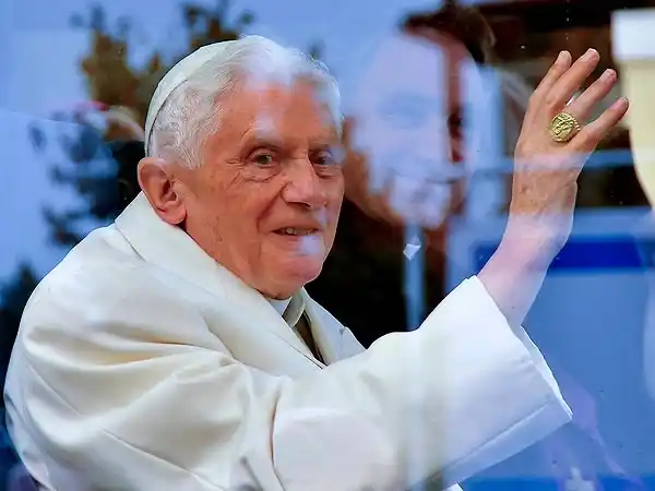 Benedicto XVI podría adelantar cónclave para elegir nuevo Papa