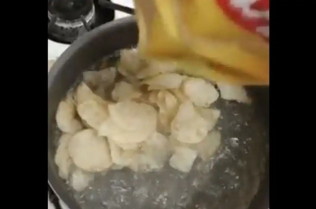 Viral: hizo puré con las papas fritas de paquete y desató la polémica. VIDEO