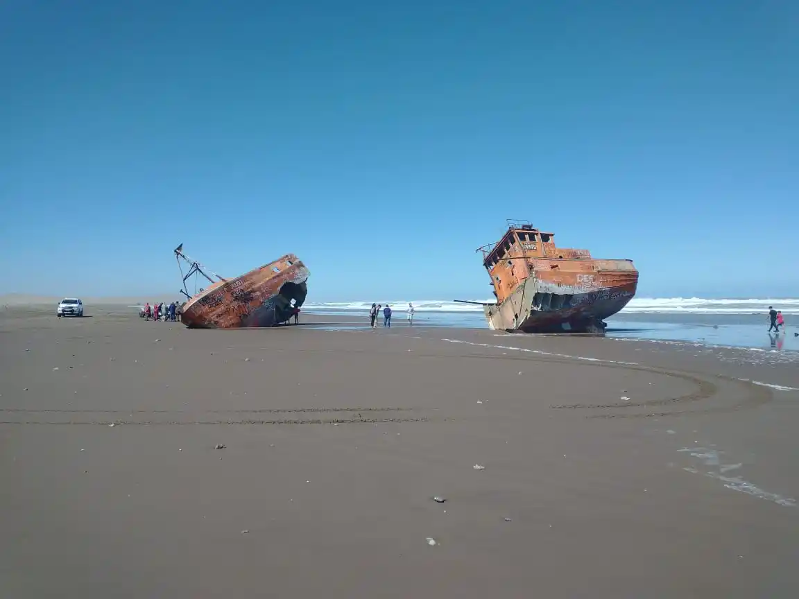 La sudestada partió al medio el barco Pagrus I encallado en 2006, un atractivo turístico en San Cayetano