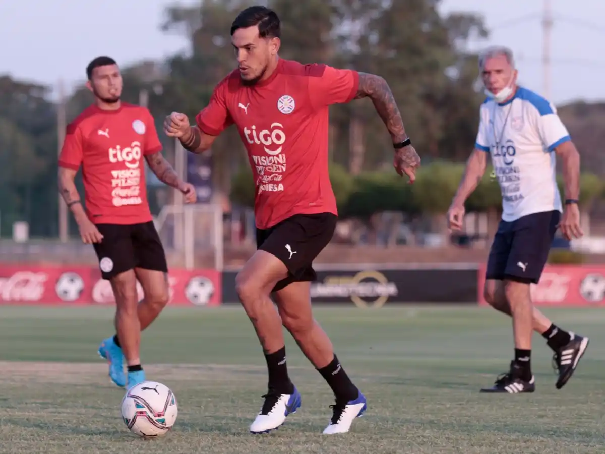 Paraguay y Uruguay se juegan sus últimas chances 