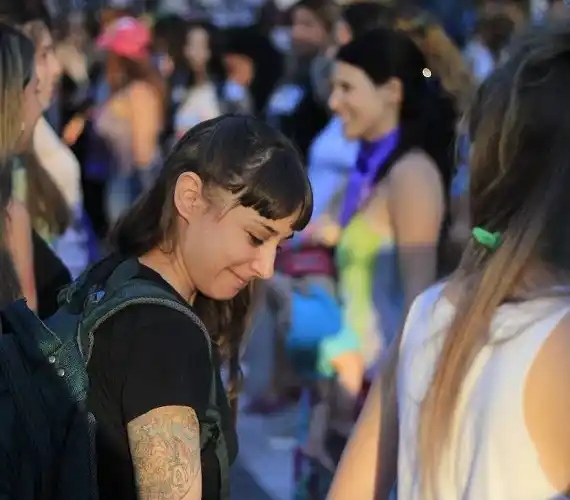 “Las voces de las vivas suben como un tornado”