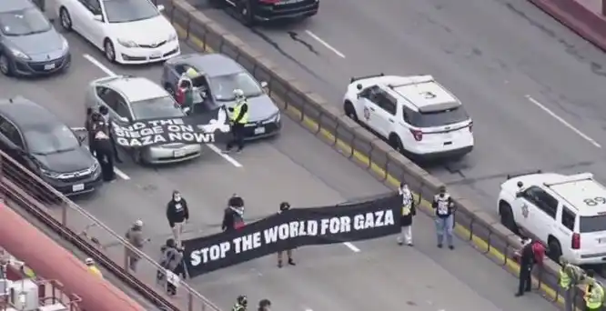 Varios de los manifestantes se encontraban dentro de sus vehículos encadenados a otras personas que se encontraban fuera de los autos.