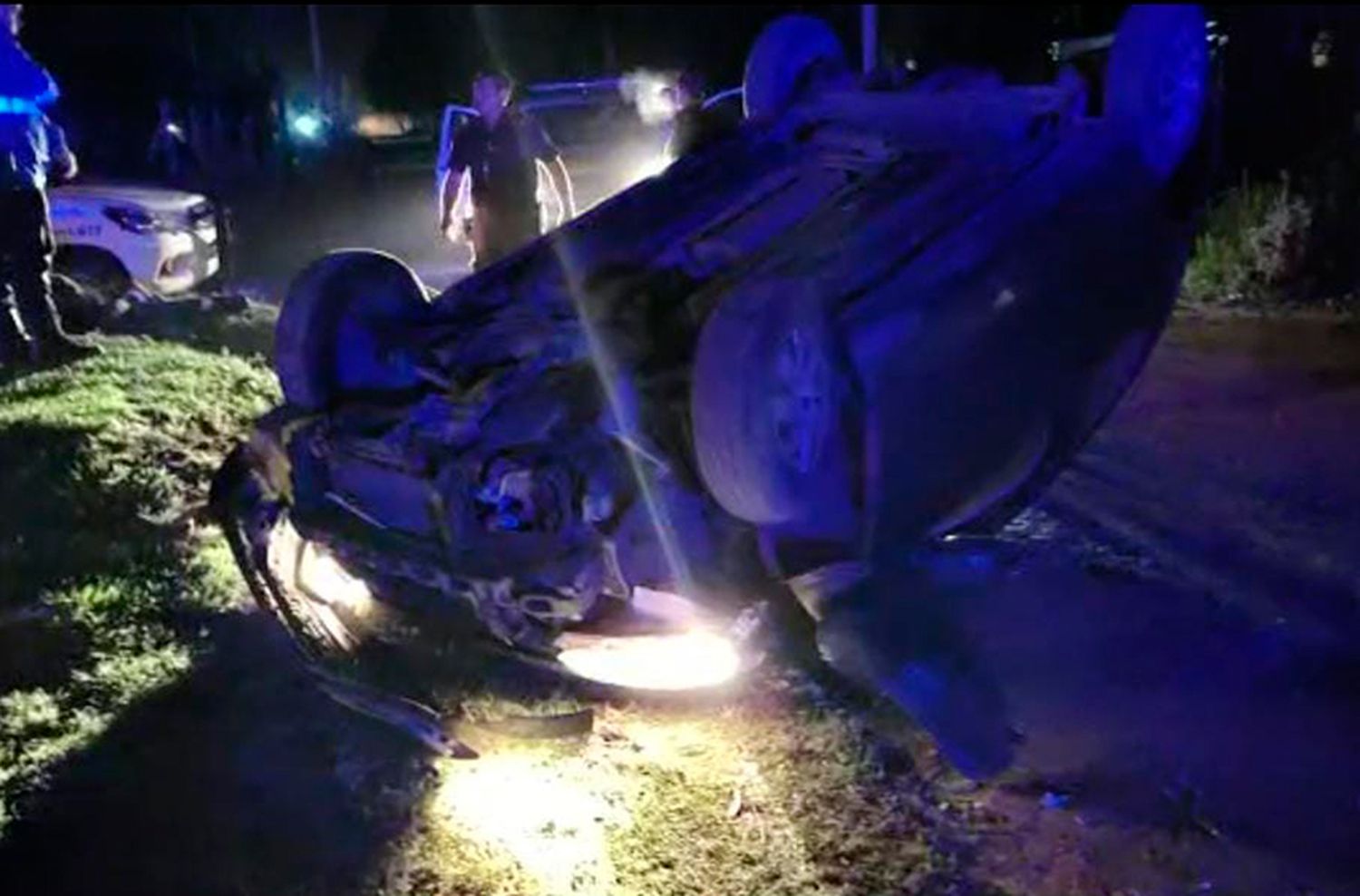 Prófugo escapaba en un auto robado, volcó y lo atraparon