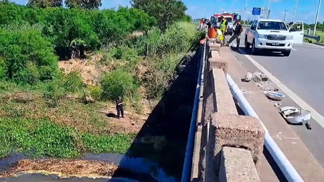 Un camión sumergido en el río desata intensa operación de búsqueda de su conductor