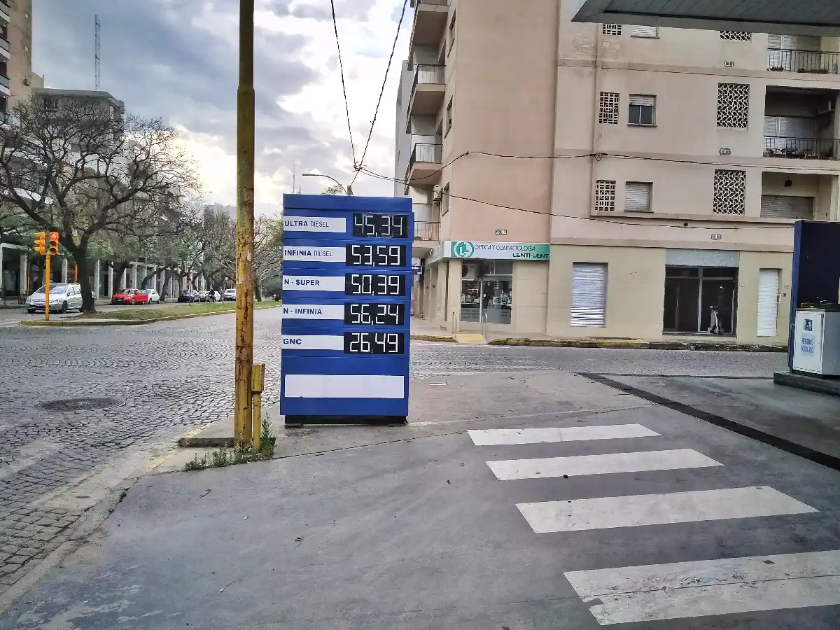 Rige el aumento de la nafta, la Súper llegó a los 50 pesos