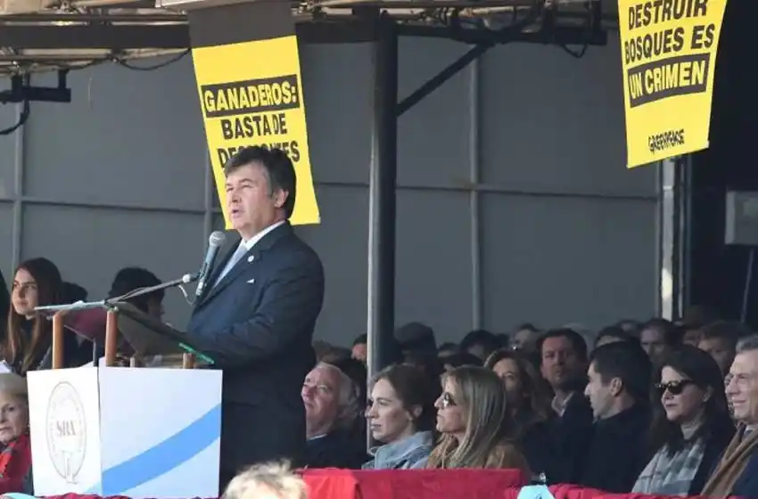 Greenpeace desplegó carteles en la Sociedad Rural: descubrieron cómo lo hizo la ONG