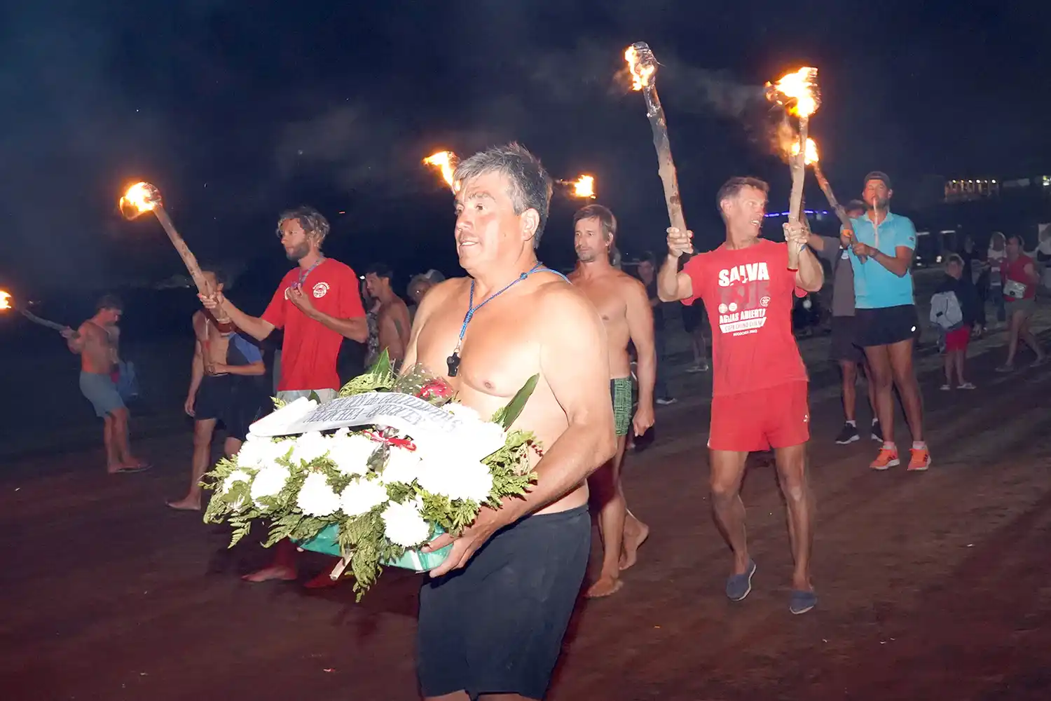 Ofrenda. Que se arrojó al mar, transporta un guardavidas