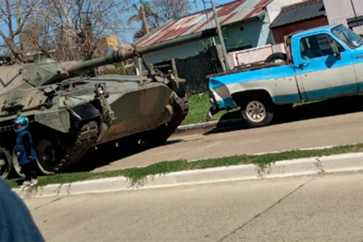 Un tanque de guerra chocó contra una camioneta