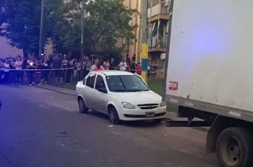 Acribillaron a un ex policía en un auto y su acompañante sufrió heridas graves