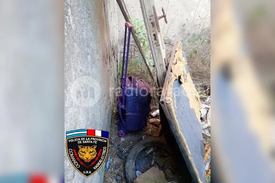 Encontró una mochila de niña con carrito atrás de su casa y la denunció a la policía