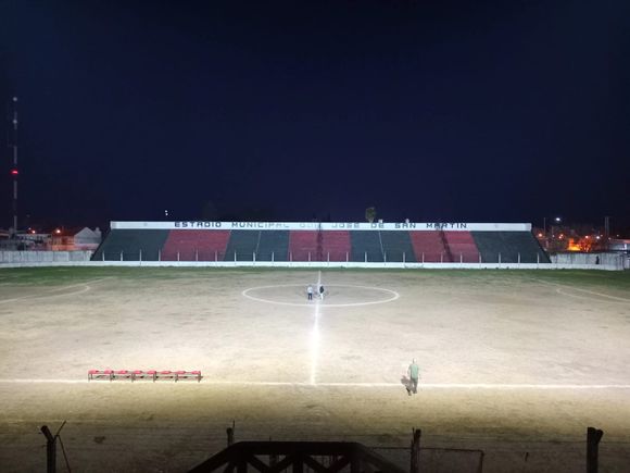 Volvieron las luces al Estadio Municipal: comenzó la colocación de luminarias sobre el campo de juego