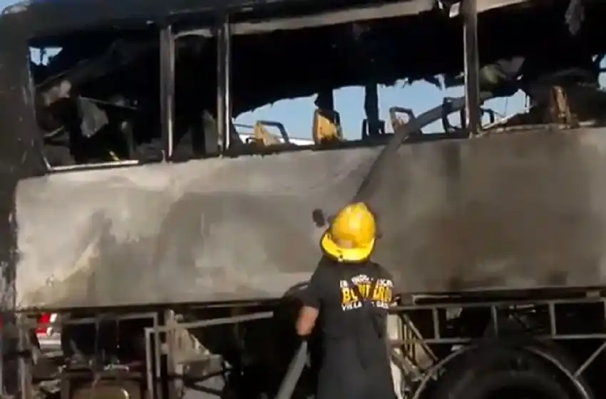 Se incendió un colectivo que llevaba trabajadores hacia una empresa de la región