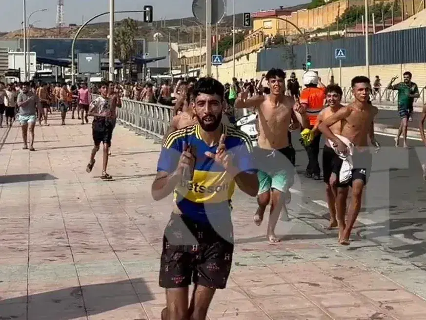 Un migrante llegó a Ceuta con la camiseta de Boca y la imagen se volvió viral en Argentina
