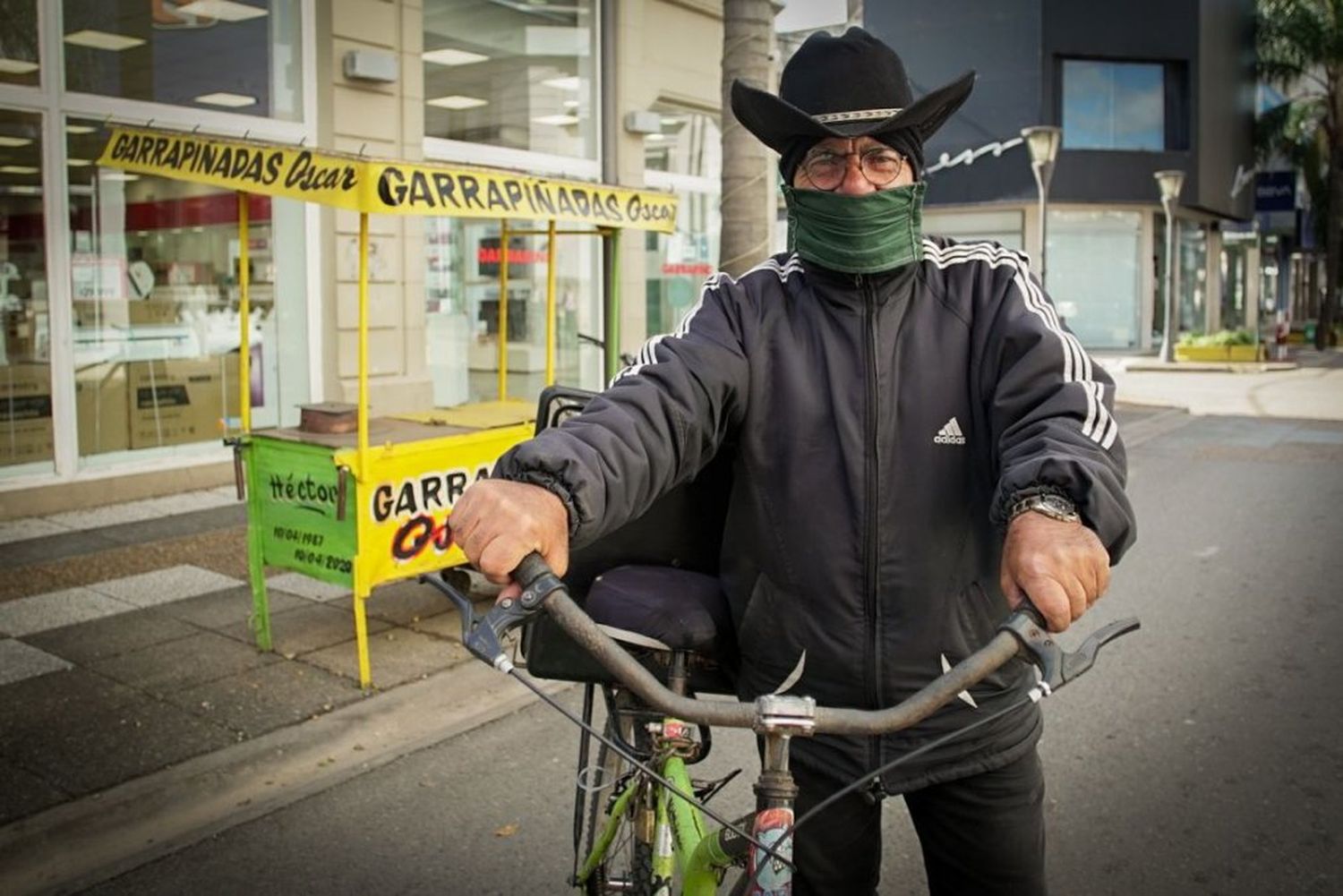 pemstrongOscar, junto a su carrito en la esquina de 25 de Mayo y España /strong/em/p