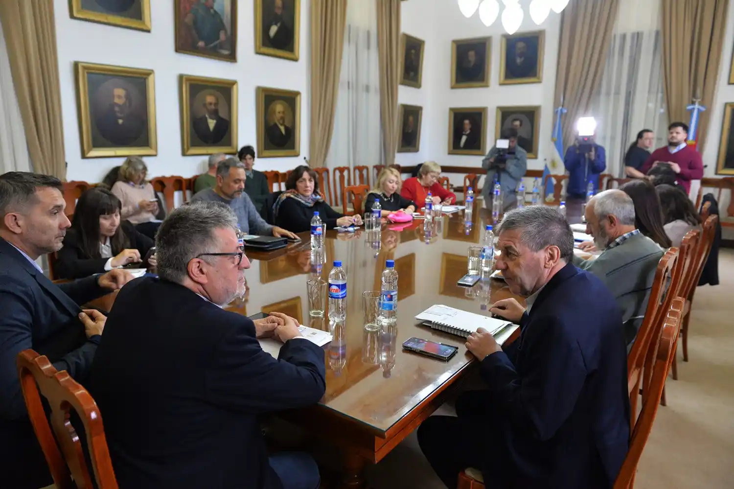 El Gobierno propone un aumento del 18,9% a estatales y docentes manteniendo salarios por encima de la inflación