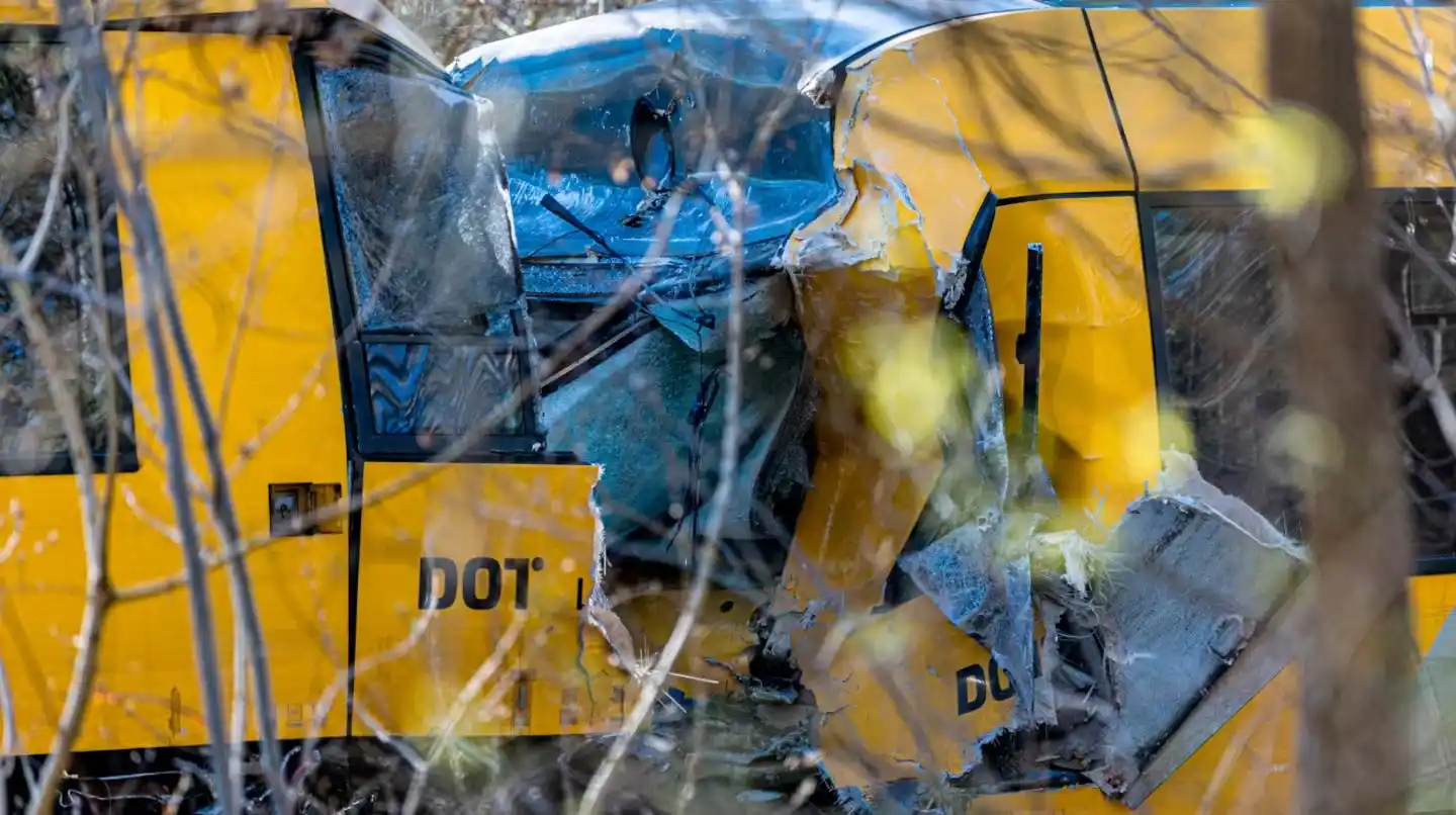 Las imágenes difundidas por medios locales mostraron locomotoras aplastadas y vagones con daños severos.